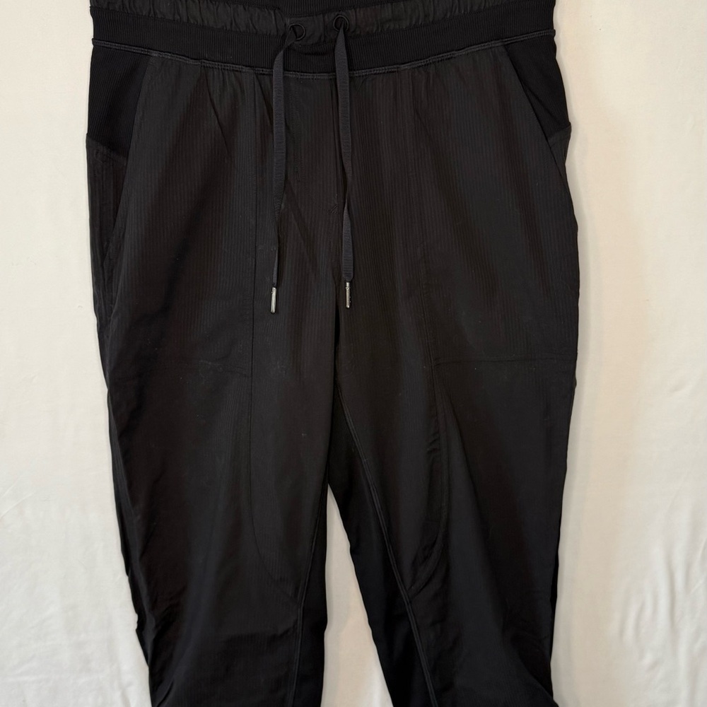 lululemon athletica Women’s Black 3/4 Pants with Drawstring Size 6